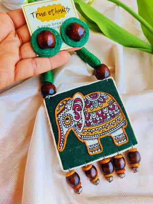 GREEN ELEPHANT NECKLACE