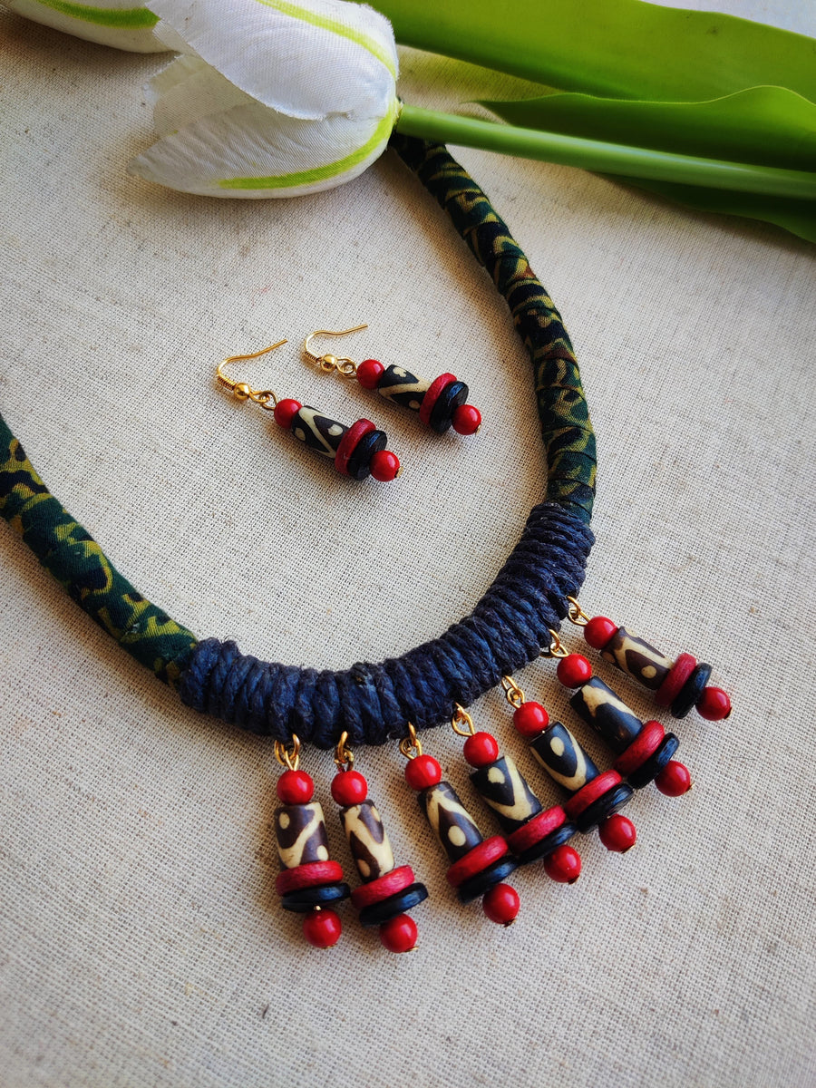 RED AND GREEN JUTE NECKLACE