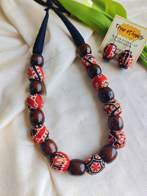 ORANGE WOODEN BEADED NECKLACE