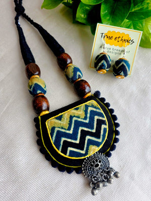 ZIGZAG PRINT NECKLACE