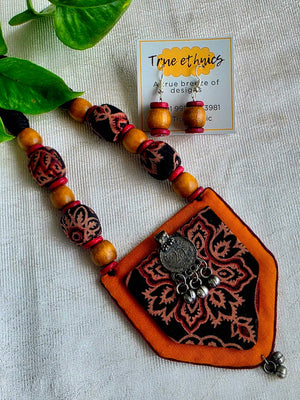 yellow black necklace set