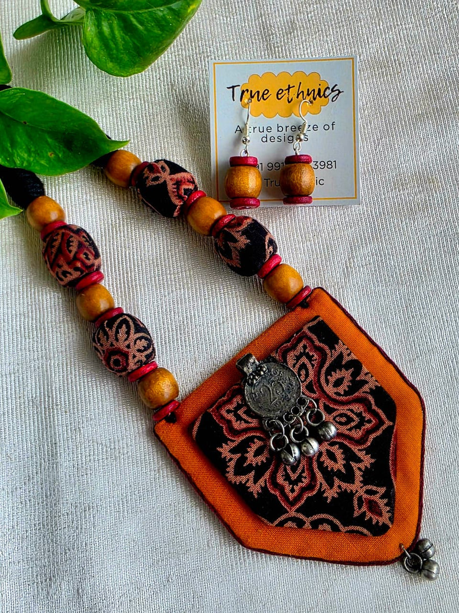 yellow black necklace set