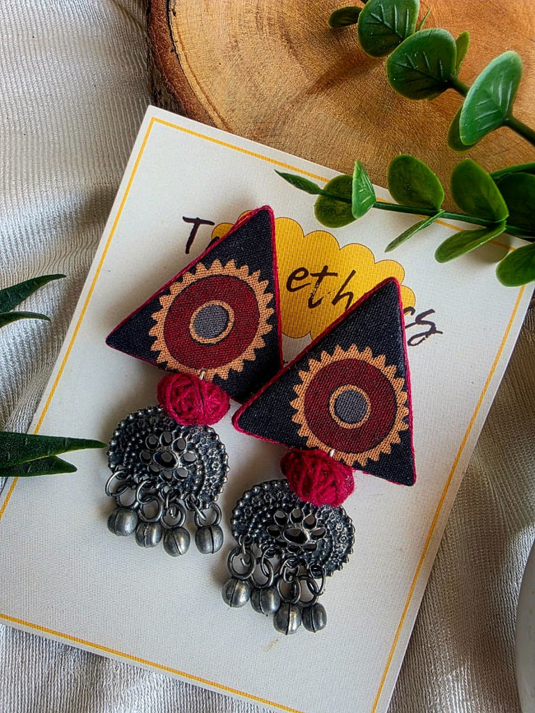 BLACK TRIKON EARRINGS