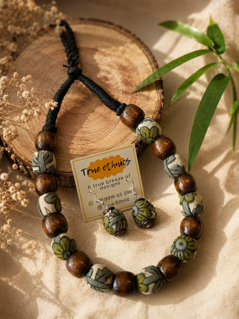 GREEN WOODEN BEADED NECKLACE
